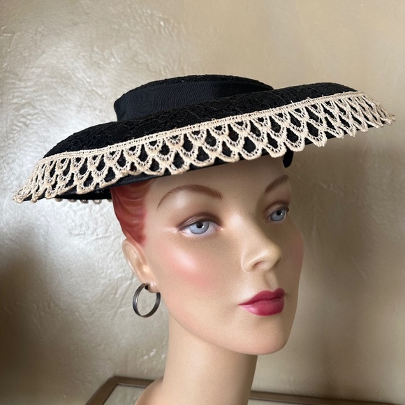 FABULOUS 1950\'s BLACK STIFF LACE PANCAKE HAT WITH OFF WHITE LACE EDGING main image 5